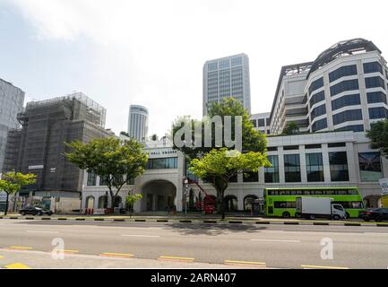 Singapur. Januar 2020. Blick von außen auf das Einkaufszentrum City Hall Square Stockfoto