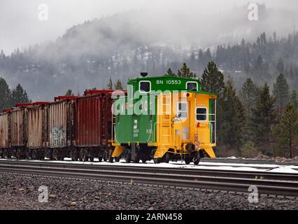 Eine Burlington Northern BNSF Railroad caboose auf den Gleisen in der Stadt Troy, Montana. Burlington Northern and Santa Fe Railway wurde 1996 gegründet, w Stockfoto