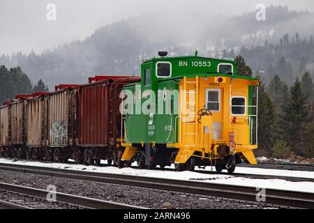 Eine Burlington Northern BNSF Railroad caboose auf den Gleisen in der Stadt Troy, Montana. Burlington Northern and Santa Fe Railway wurde 1996 gegründet, w Stockfoto