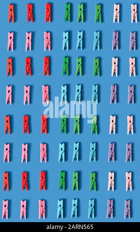 Bunte senkrechte Kunststoffkleidungsmuster auf blauem Hintergrund. Draufsicht. Stockfoto