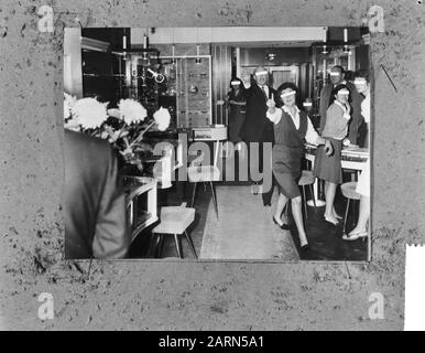 Schmuck-Raubüberfall in Amsterdam auf Heiligeweg, dem Laden kurz nach dem Raubüberfall recht das Personal noch sehr nervös (Gesichter bedeckt) Datum: 26. September 1964 Standort: Amsterdam, Noord-Holland Schlüsselwörter: Personal, Geschäfte Stockfoto
