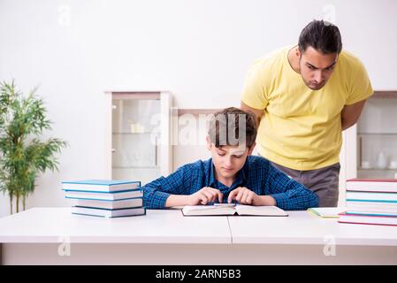 Der Vater, der seinen Sohn für Schule vorzubereiten Stockfoto