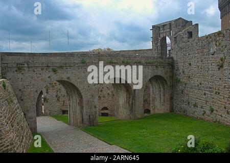 Große Steinmauern, Tor und Brücke in der Festung Dinan, Frankreich Stockfoto