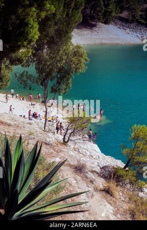 Conde de Guadalhorce Reservoir. Embalse del Conde Guadalhorce. Leute sitzen auf der Bank. Menschen schwimmen. Provinz Málaga, Andalusien, Südliche Gemeinde Stockfoto