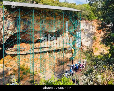 Besucher hören auf eine archäologische Führung an der archäologischen Stätte von Atapuerca, einem UNESCO-Weltkulturerbe, in der Nähe von Burgos, Burgos Provinz, Castil Stockfoto