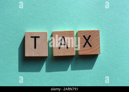 Steuer, Wort in 3-D-Buchstaben aus Holzalphabet. Kreatives Konzept, Finanzen und Bankwesen Stockfoto