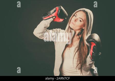 Training und Kampf mit Gegner. Sportlichkeit und starken Körper. Energische Frau tragen Sportswear und Boxhandschuhe. Sport und Fitness gesunde lif Stockfoto