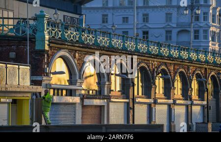 Brighton UK 29. Januar 2020 - Sonnenschein Am Frühen Morgen wird vor der Küste von Brighton als wärmeres, aber feuchtes Wetter prognostiziert, um in den nächsten Tagen über das Land zurückzukehren. Kredit: Simon Dack / Alamy Live News Stockfoto