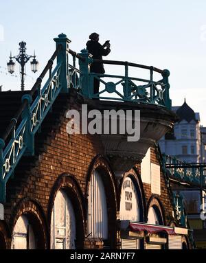 Brighton UK 29. Januar 2020 - Sonnenschein Am Frühen Morgen wird vor der Küste von Brighton als wärmeres, aber feuchtes Wetter prognostiziert, um in den nächsten Tagen über das Land zurückzukehren. Kredit: Simon Dack / Alamy Live News Stockfoto