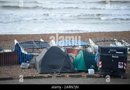 Brighton UK 29. Januar 2020 - Obdachlose Zelte an einem kühlen, hellen Morgen in Brighton als wärmeres, aber feuchtes Wetter werden in den nächsten Tagen über das Land zurückkehren. Kredit: Simon Dack / Alamy Live News Stockfoto