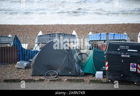 Brighton UK 29. Januar 2020 - Obdachlose Zelte an einem kühlen, hellen Morgen in Brighton als wärmeres, aber feuchtes Wetter werden in den nächsten Tagen über das Land zurückkehren. Kredit: Simon Dack / Alamy Live News Stockfoto