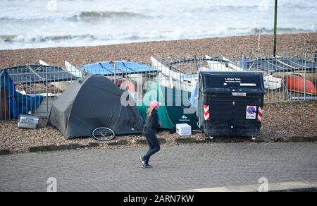 Brighton UK 29. Januar 2020 - EIN Läufer passiert obdachlose Zelte an der Brighton Seafront an einem kühlen, hellen Morgen, da wärmere, aber nasse Witterungsbedingungen für die nächsten Tage über das Land zurückkehren werden. Kredit: Simon Dack / Alamy Live News Stockfoto