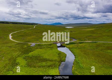 Luftaufnahmen von einem Urlaub in einem Campingwagen, der durch die fotogenen schottischen Highlands über die Insel Skye und die Nordküste 500 reist. Stockfoto