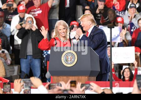 Wildwood, NJ - 28. JANUAR: US-Präsident Donald J. Trump begrüßt Kellyanne Conway während einer Wahlkampfveranstaltung im Wildwood Convention Center am 2. Januar Stockfoto