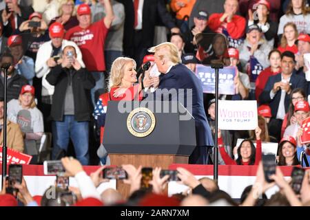 Wildwood, NJ - 28. JANUAR: US-Präsident Donald J. Trump begrüßt Kellyanne Conway während einer Wahlkampfveranstaltung im Wildwood Convention Center am 2. Januar Stockfoto