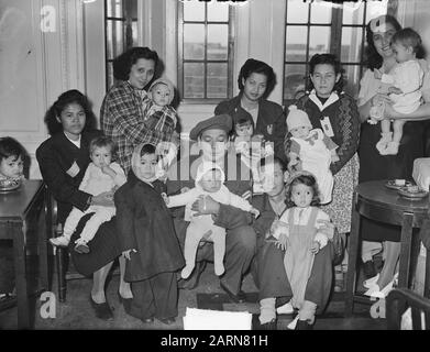 Englisches Truppentransportschiff "Chitral" mit 700 Mitgliedern der ehemaligen KNIL mit ihren Familien kam in Amsterdam an Datum: 18. Oktober 1950 Standort: Amsterdam Schlüsselwörter: Familien, Militär, Repatriierung Institutionenname: KNIL Stockfoto