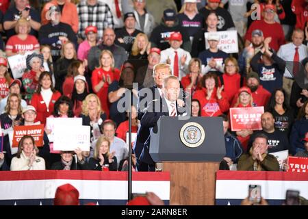 Wildwood, NJ - 28. JANUAR: US-Präsident Donald J. Trump stellt den US-Kongressabgeordneten Jeff Van Drew während einer Wahlkampfveranstaltung im Wildwood Convention Cente vor Stockfoto