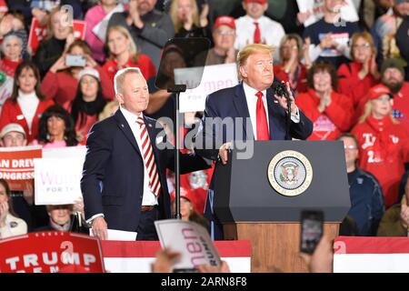 Wildwood, NJ - 28. JANUAR: US-Präsident Donald J. Trump stellt den US-Kongressabgeordneten Jeff Van Drew während einer Wahlkampfveranstaltung im Wildwood Convention Cente vor Stockfoto