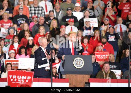 Wildwood, NJ - 28. JANUAR: US-Präsident Donald J. Trump stellt den US-Kongressabgeordneten Jeff Van Drew während einer Wahlkampfveranstaltung im Wildwood Convention Cente vor Stockfoto