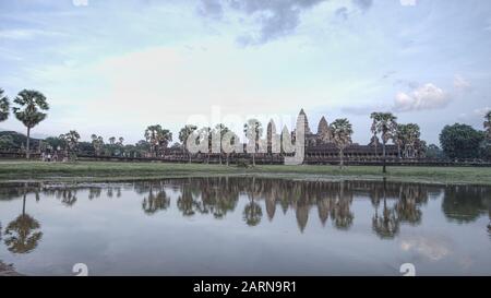 Siem Reap Temple Site. Angkor Wat spiegelte sich in der Abenddämmerung in See. Stockfoto