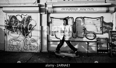 Lebensgroße ornamentale Elvis-Presley-Statue vor einem Brighton Seafront Café, das für den Tag in Brighton im Januar 2020 geschlossen ist Stockfoto