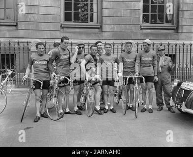 Tour of the Netherlands, Riders at Start, Italy Annotation: Das Team bestand aus: O. Conte, L. Sartini, V. Seghezzi, I. Pugi, R. Cerati, W. de Vecchi, A. Sachi Datum: 24. april 1955 Ort: Rotterdam-Schlüsselwörter: Teams, Radsport, Radfahrer Stockfoto