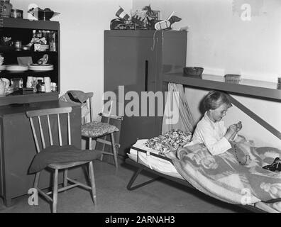 In den Sanddünen sind die vorhandenen Bunkeranlagen des Atlantikwalls heute als Sommer- oder Wochenendresidenz bewohnt. Kinderzimmer Datum: 5. Mai 1955 Ort: Noord-Holland, Zandvoort Schlüsselwörter: Bunkeranlagen, Dünen, Gebäude, Schlafzimmer, Cottages Stockfoto