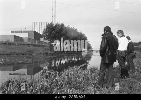 Actionisten stoppen die Aktionen und brechen das Zeltlager am Dodewaard Atomkraftwerk der nationalen Fischereipolizei am zentralen Datum: 22. September 1981 Ort: Dodewaard, Gelderland Schlüsselwörter: Atommächte, Staatspolizei-Institutionenname: Staatspolizei Stockfoto