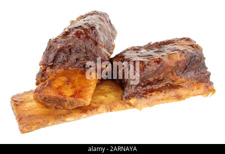 Zwei langsam gekochte kurze Rippen aus Rindfleisch isoliert auf weißem Grund Stockfoto