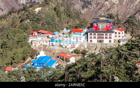 Tengboche buddhistische Kloster im Himalaya; alte Mani Stein mit gravierten Sanskrit heilige Mantra "Om Mani Padme Hum". Khumbu Valley, Solukh Stockfoto