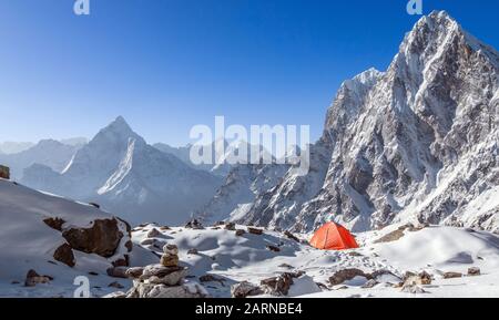 Zeltlager mit atemberaubendem Blick auf die Gipfel des Himalayas, Ama Dablam (6812 m) und Cholatse (6501m) Berge in Nepal, im Himalaya; Reise- und Tourismus-Schnur Stockfoto