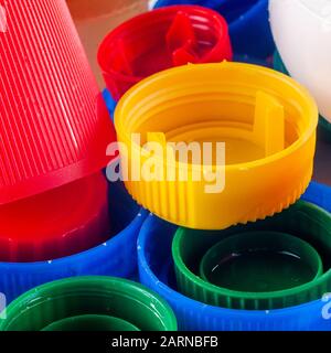 Farbige Kunststoff-Flaschenverschlüsse. Kunststoff und Umwelt. Stockfoto