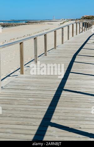 Holz- Fußweg an der Costa Nova Strand, Aveiro, Venedig von Portugal, Beira Litoral, Portugal Stockfoto