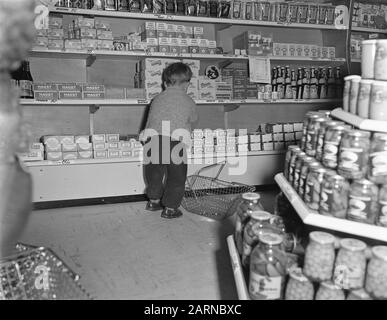 Serienjunge im Selbstbedienungsladen Datum: 2. November 1955 Schlagwörter: Selbstbedienungsgeschäfte Stockfoto