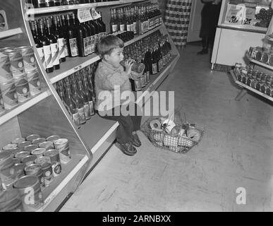 Serienjunge im Selbstbedienungsladen Datum: 2. November 1955 Schlagwörter: Selbstbedienungsgeschäfte Stockfoto