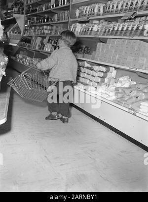 Serienjunge im Selbstbedienungsladen Datum: 2. November 1955 Schlagwörter: Selbstbedienungsgeschäfte Stockfoto