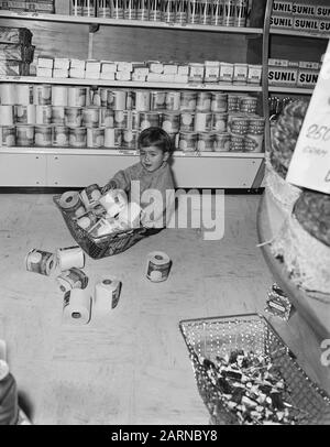 Serienjunge im Selbstbedienungsladen Datum: 2. November 1955 Schlagwörter: Selbstbedienungsgeschäfte Stockfoto