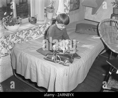 Serienjunge im Selbstbedienungsladen Datum: 2. November 1955 Stockfoto