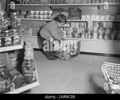 Serienjunge im Selbstbedienungsladen Datum: 2. November 1955 Schlagwörter: Selbstbedienungsgeschäfte Stockfoto