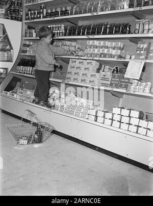 Serienjunge im Selbstbedienungsladen Datum: 2. November 1955 Schlagwörter: Selbstbedienungsgeschäfte Stockfoto