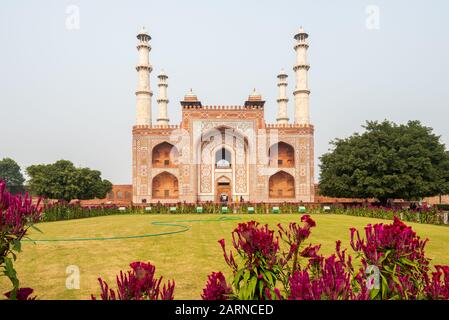 Eingangstor des Grabes von Akbar dem Großen in Agra am übergiebelten Tag Stockfoto