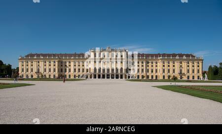 Wien, Österreich - Juni, 3 2019; Schloss Schönbrunn aus tiefem Winkel am blauen Himmel, ein beliebtes Touristenziel in Wien im Panoramabild Stockfoto