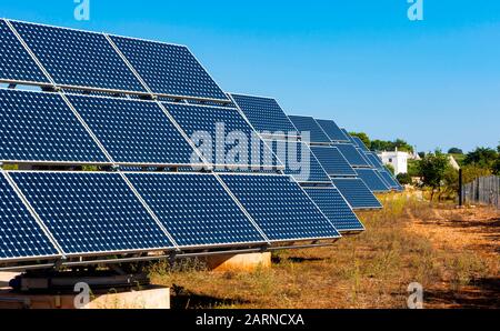 Solarzellen auf dem Boden installiert. Solar Energie Konzept. Stockfoto