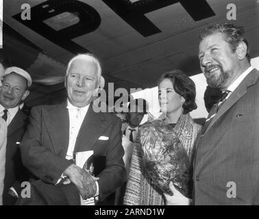 Ankunft der Schauspieler Charlie Chaplin und Peter Ustinov und ihrer Ehefrauen auf der Schiphol v.l.n.r Chaplin, seine Frau Oona O'Neill und Peter Ustinov Datum: 23. Juni 1965 Ort: Noord-Holland, Schiphol Schlüsselwörter: Schauspieler persönlicher Name: Chaplin, Charlie, Neill, Oona O', Ustinov, Peter Stockfoto