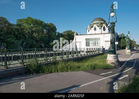 Wien, Österreich - 3. Juni 2019; Hofpavillon Hietzing mit Jugendstil-Architektur von Otto Wagner ein reicher, dekorierter Bahnhof Stockfoto