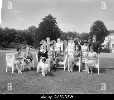 Engagement Prinzessin Beatrix und Claus von Amsberg Das Verlobte Paar im Garten von Prinzessin Simone, Prinzessin Armgard, Königin Juliana, Prinzessin Beatrix, Claus von Amsberg Datum: 28. Juni 1965 Schlüsselwörter: Queens, Verlobte, Engagements persönlicher Name: AMSBERG, Claus von, Armgard, Prinzessin von Lippe-Biesterfeld, Beatrix, Prinzessin, Juliana (Königin Niederlande), Simone, Prinzessin van Lippe-Biesterfeld Stockfoto