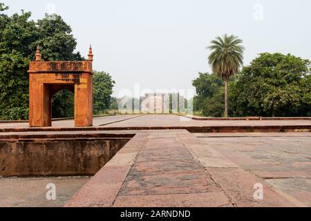 Seitentor am Grab von Akbar The Great in Agra am übergiebelten Tag Stockfoto