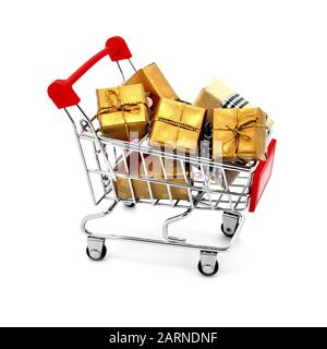 Warenkorb mit Geschenken in Goldpapier verpackt.Weißer Boden. Stockfoto