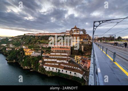 Kloster Serra do Pillar über den Portweinkellern am Ufer des Flusses Douro in der Stadt Vila Nova de Gaia, Portugal. Blick von der Stadt Porto Stockfoto