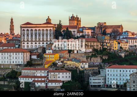 Bischofspalast, Kirche Clerigos Turm und Se Kathedrale von Porto, zweitgrößte Stadt in Portugal. Blick vom Stadt Vila Nova De Gaia Stockfoto